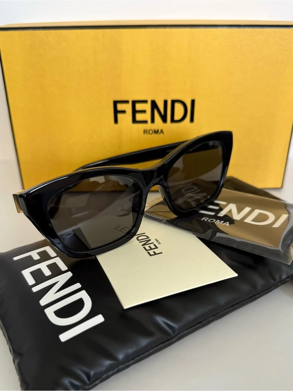 NEW!!! Fendi black cat eye sunglasses FE50205I 01A Authentic